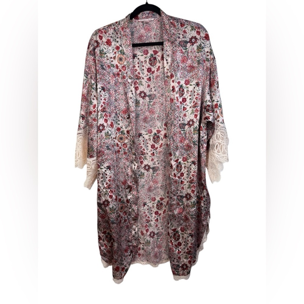 Victoria’s Secret silky pink floral lace edged open kimono. Size XS.